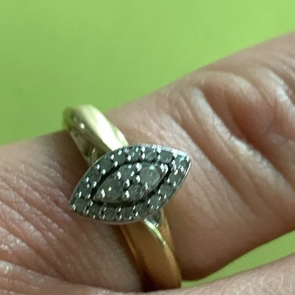 10k gold and diamond ring - Picture 3 of 3